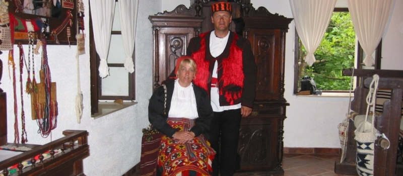 Dalmatinische Frauen und Männertracht